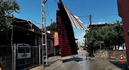 Adana’da sağanak ve kuvvetli rüzgâr hayatı olumsuz etkiledi