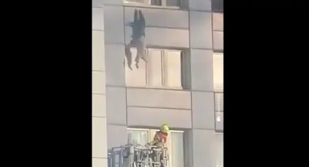 Berlin'de korku dolu anlar: İtfaiye merdiveni yetişmedi, 11. kattan kurtarma sepetine atladı