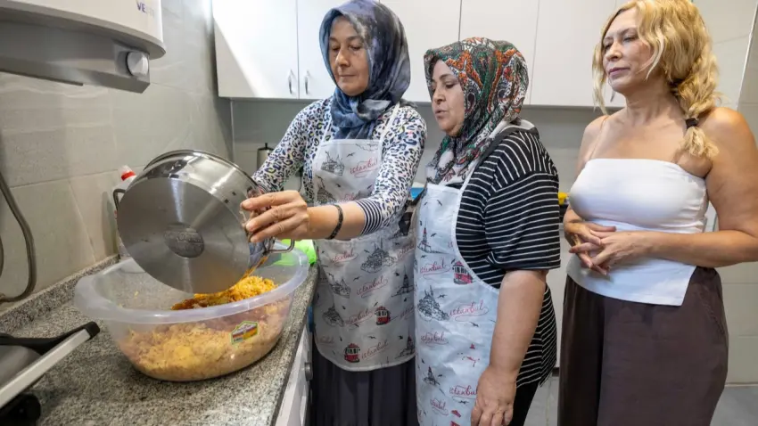İzmir’de anneleri buluşturan mutfak: Hem dayanışma hem ev yemeği
