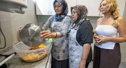 İzmir’de anneleri buluşturan mutfak: Hem dayanışma hem ev yemeği