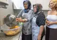 İzmir’de anneleri buluşturan mutfak: Hem dayanışma hem ev yemeği