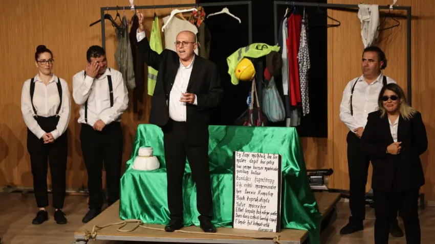 Karabağlar Belediyesi çalışanlarından sahnede renkli performans haberinin görseli