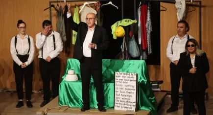 Karabağlar Belediyesi çalışanlarından sahnede renkli performans