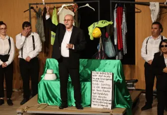 Karabağlar Belediyesi çalışanlarından sahnede renkli performans