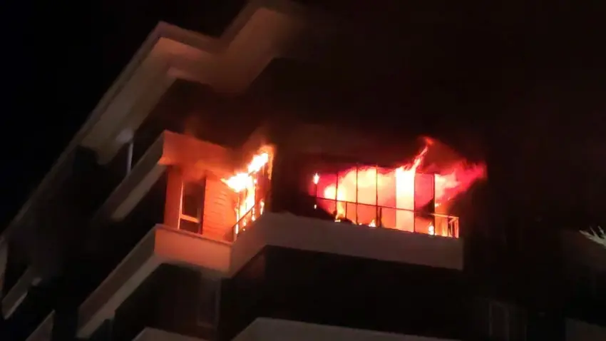 Aksaray’da apartman yangını: 14 kişi dumandan etkilendi haberinin görseli