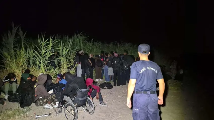 İzmir'de düzensiz göçmen operasyonu: Dikili ve Foça'da 62 göçmen yakalandı haberinin görseli
