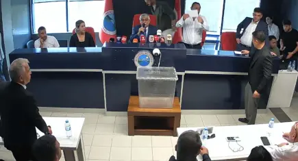 Menderes'te arbede: Seçimde yumruklar konuştu