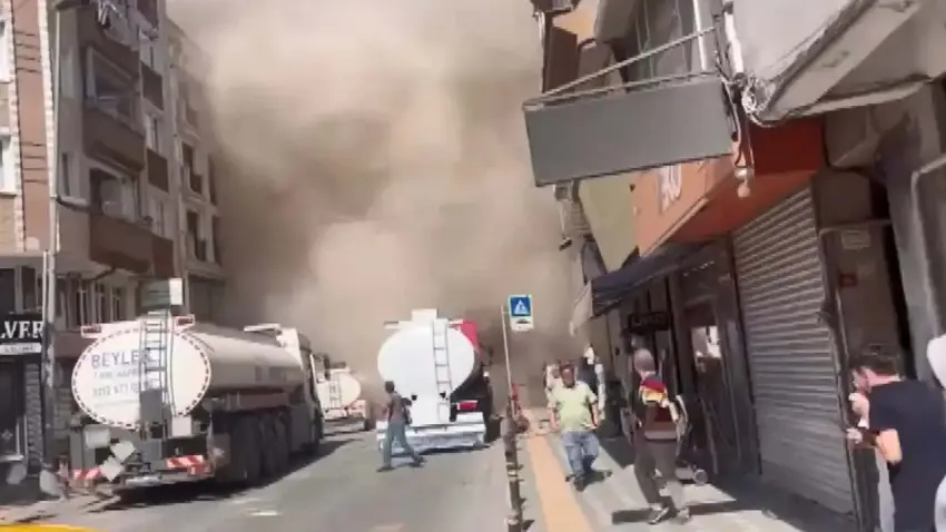 Yıkım esnasında korkutan çökme: 4 katlı bina aniden yıkıldı haberinin görseli