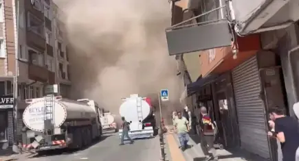 Yıkım esnasında korkutan çökme: 4 katlı bina aniden yıkıldı