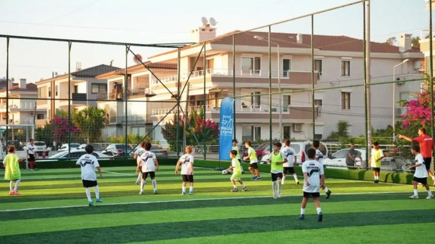 Çeşme’de çocuklar için spor sahaları yenilendi haberinin görseli
