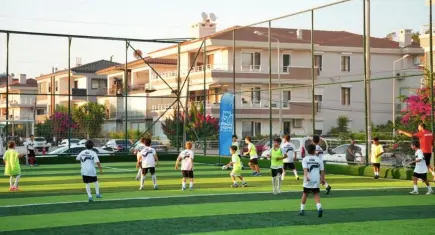 Çeşme’de çocuklar için spor sahaları yenilendi