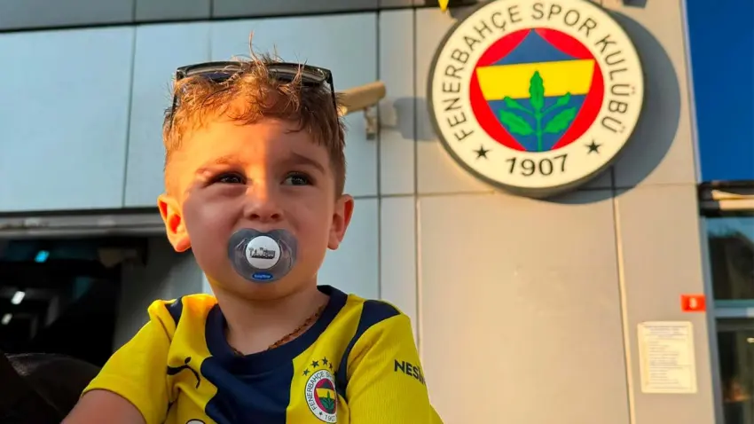 Forması çıkartılmaya çalışılan minik Fenerbahçeli taraftar Kadıköy’de haberinin görseli