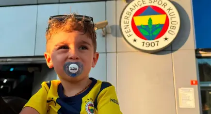 Forması çıkartılmaya çalışılan minik Fenerbahçeli taraftar Kadıköy’de