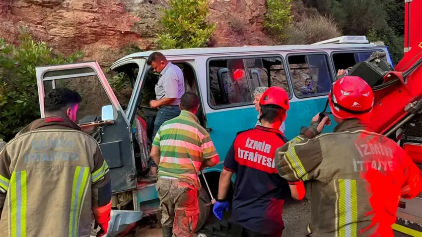 İzmir’de ölümlü kaza: Tarım işçilerini taşıyan minibüs kayalıklara çarptı haberinin görseli