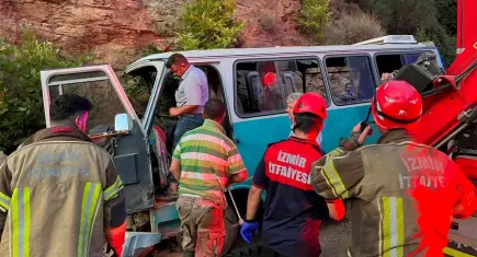 İzmir’de ölümlü kaza: Tarım işçilerini taşıyan minibüs kayalıklara çarptı