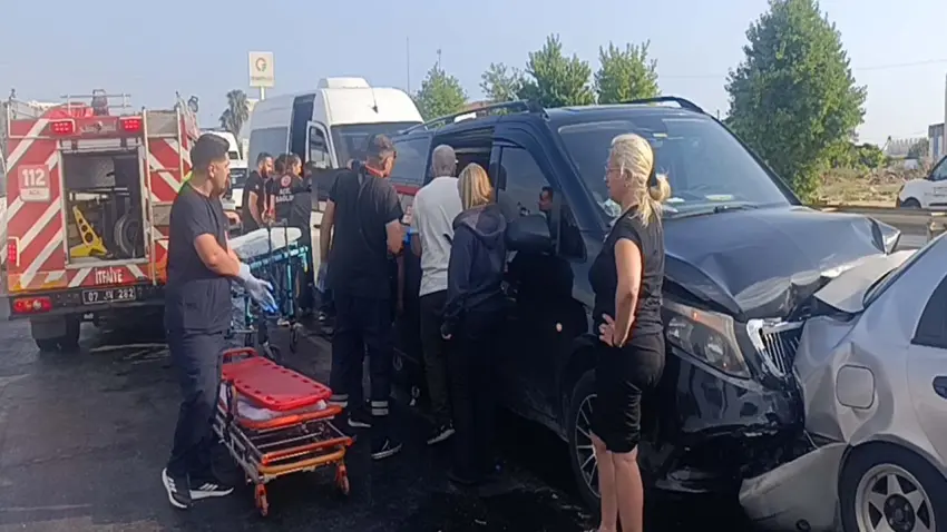 Manavgat'ta zincirleme kaza: 6'sı turist 17 yaralı haberinin görseli