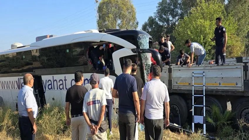 Milas'ta feci kaza: Tur otobüsü Tır’a çarptı 2 ölü, 8 yaralı haberinin görseli