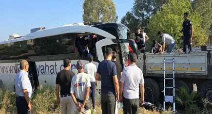 Milas'ta feci kaza: Tur otobüsü Tır’a çarptı 2 ölü, 8 yaralı
