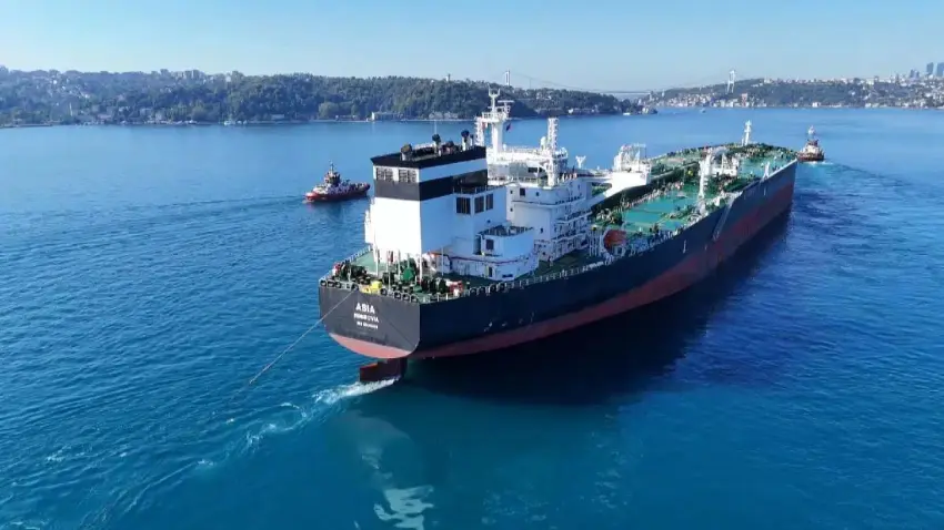 Rusya'da İHA saldırısına uğramıştı... 'Asia' adlı gemi İstanbul Boğazı'ndan geçiyor haberinin görseli