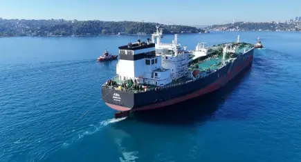 Rusya'da İHA saldırısına uğramıştı... 'Asia' adlı gemi İstanbul Boğazı'ndan geçiyor