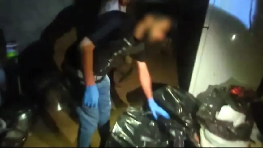 Başkale’de operasyon: 48 kilo esrar ve 1200 litre kaçak akaryakıt ele geçirildi haberinin görseli