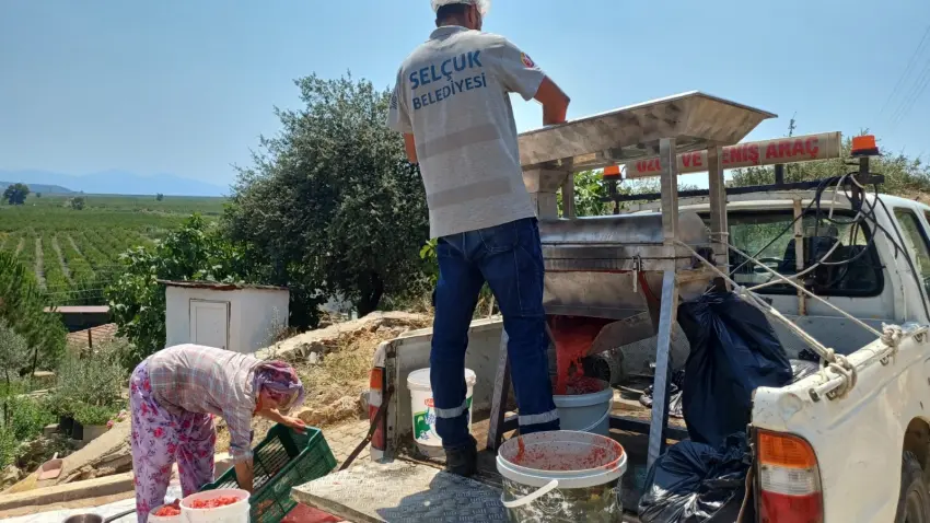 Efes Selçuk’ta salça hazırlığına belediye desteği haberinin görseli