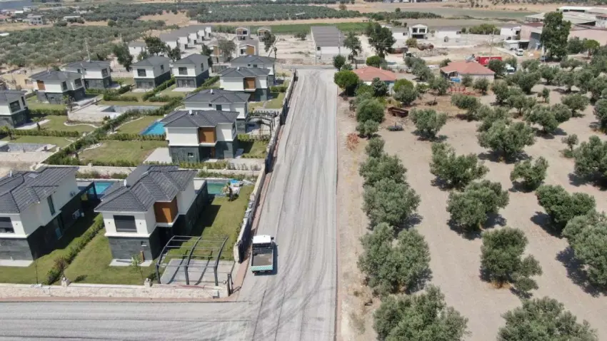 Foça’da daha güvenli ve konforlu yollar için asfalt seferberliği haberinin görseli