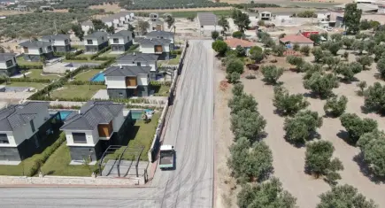 Foça’da daha güvenli ve konforlu yollar için asfalt seferberliği