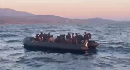 İzmir’de lastik botta 29 düzensiz göçmen kurtarıldı