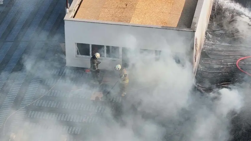 İzmir haber: Konak’ta 8 katlı binada çatı yangını haberinin görseli