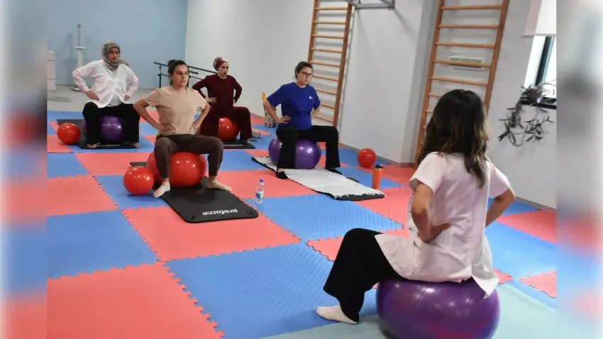 İzmir Şehir Hastanesi'nde gebeler doğuma egzersizle hazırlanıyor haberinin görseli