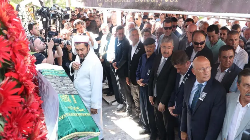 Özel, Yılmaz Büyükerşen'in acı günün yanında: Güzin Büyükerşen son yolculuğuna uğurlandı haberinin görseli