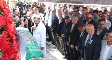Özel, Yılmaz Büyükerşen'in acı günün yanında: Güzin Büyükerşen son yolculuğuna uğurlandı