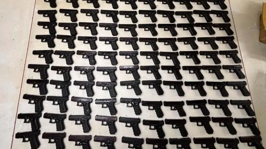 Zeytinburnu’nda iş yerine operasyon: 100 ruhsatsız tabanca ele geçirildi haberinin görseli