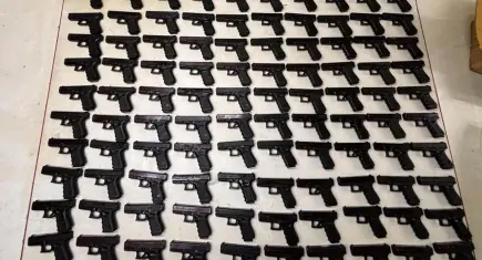 Zeytinburnu’nda iş yerine operasyon: 100 ruhsatsız tabanca ele geçirildi