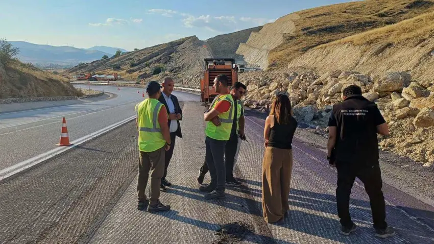 Afyonkarahisar'da yola boya döküldü, araçlar mora boyandı: 2 firmaya 21 milyon TL ceza haberinin görseli