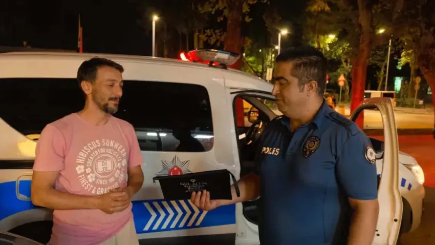 Arabasında bulduğu 30 bin lirayı polise teslim etti haberinin görseli