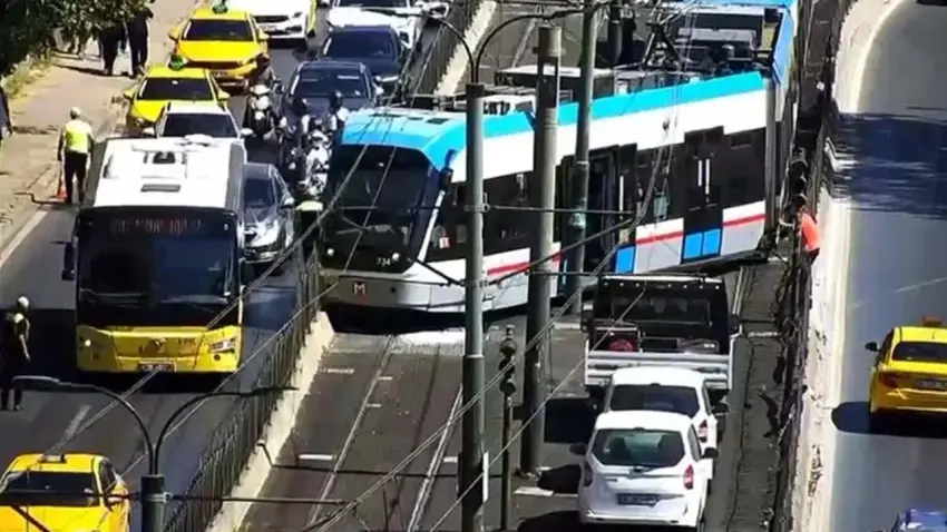 İstanbul'da tramvay raydan çıktı haberinin görseli