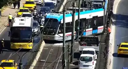 İstanbul'da tramvay raydan çıktı