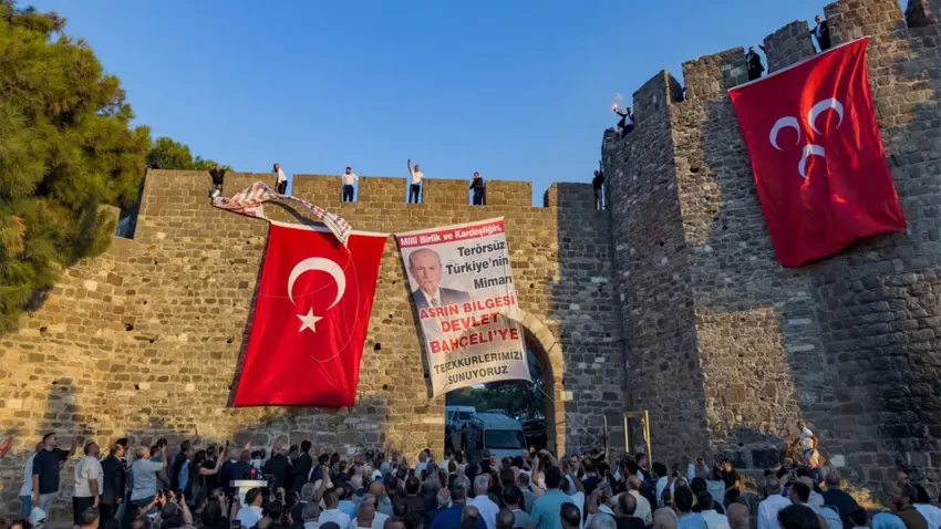 İzmir'de Kadifekale surlarına Türk bayrağı asıldı