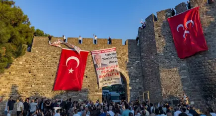 İzmir'de Kadifekale surlarına Türk bayrağı asıldı