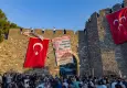 İzmir'de Kadifekale surlarına Türk bayrağı asıldı