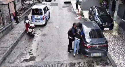 Pencereden uyuşturucu satan şüpheli yakalandı: Müşterisi serbest, satıcı tutuklandı