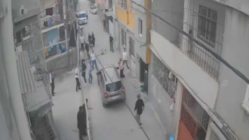 Adana’da iki aile birbirine girdi: Kavga ettiği kalabalığın üzerine otomobil sürdü! haberinin görseli