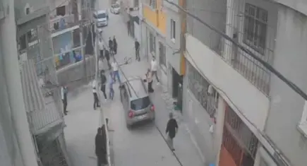 Adana’da iki aile birbirine girdi: Kavga ettiği kalabalığın üzerine otomobil sürdü!