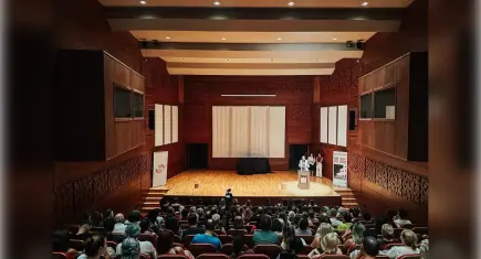 Farklı kültürler İzmir’de aynı sahneyi paylaştı