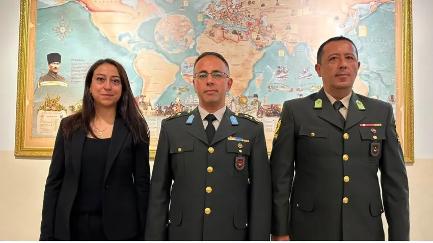 (Grafik Tasarımcı Özgün Tükle, solda)-(Basım Şube Müdürü Yarbay Fatih Kalle, ortada-(Kıdemli Başçavuş Özgür Köstekli, sağda)