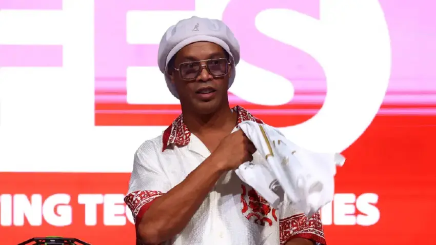 Ronaldinho 11 yıl sonra futbola dönüyor! İtalya'da kulüp ortağı oldu haberinin görseli