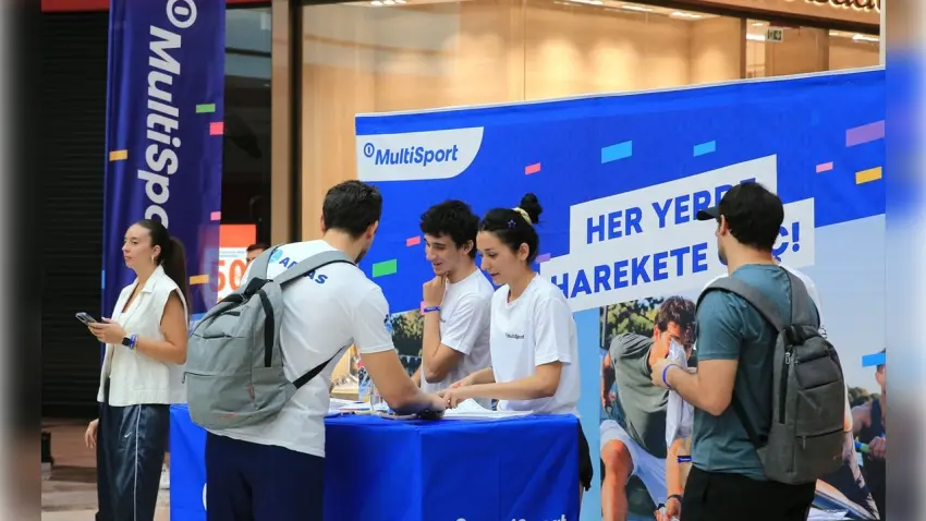 Sıcak hava spora engel olmadı: AVM’de koşu parkuru kuruldu haberinin görseli