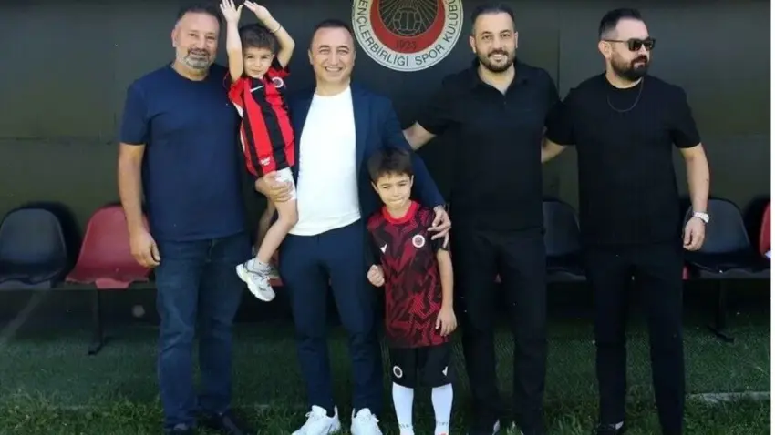 Tribünde forması çıkarılan minik Göktuğ tesislerde ağırlandı haberinin görseli